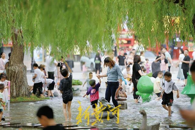 济南：不惧高温 清泉戏水乐享清凉 —— 印象济南夏夜亲子乐