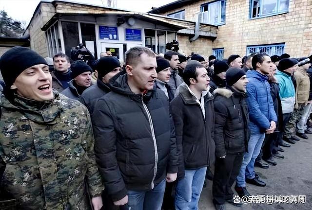乌高官：约3000名囚犯申请入伍，引社会热议与争议