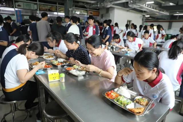珠海推行学校师生同餐同菜同价制度