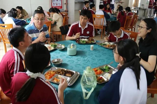珠海推行学校师生同餐同菜同价制度 共筑师生情，同享餐桌乐