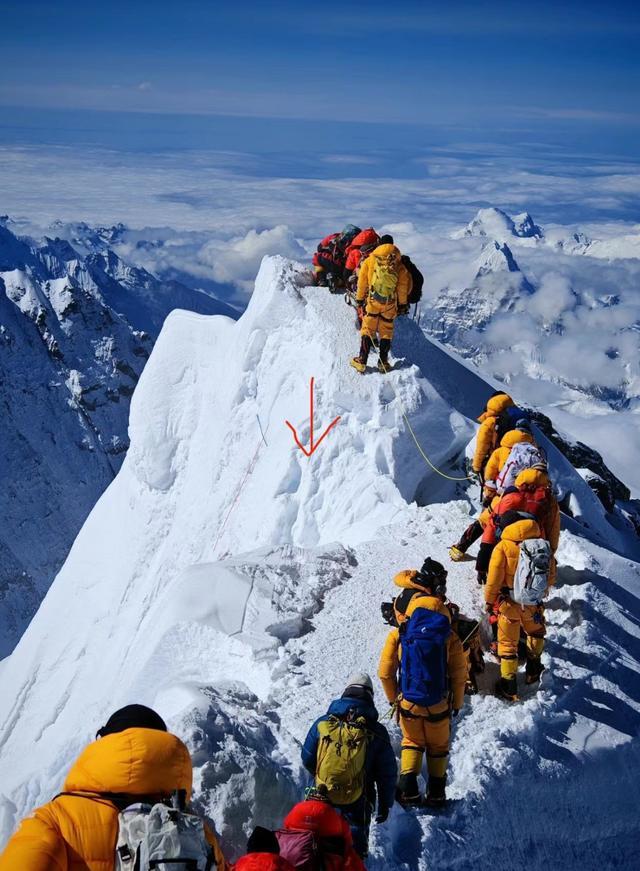 珠峰遭遇“堵车”路段塌陷2人遇难 登山安全警钟再响