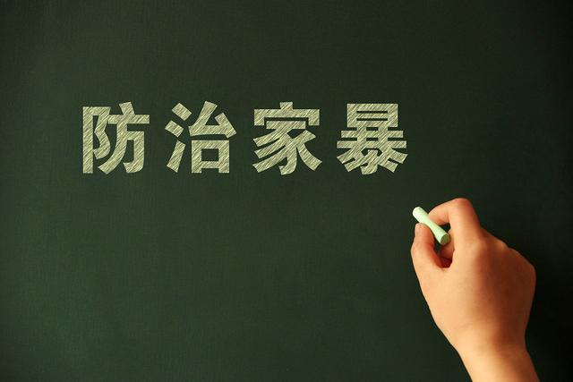 新加坡坠亡女留学生曾遭父亲家暴 家暴阴影下的青春悲剧
