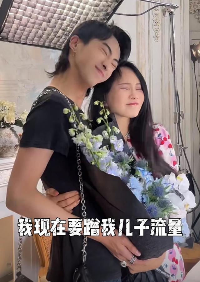 离婚单亲妈妈组成同性搭子 伊能静开放态度引热议