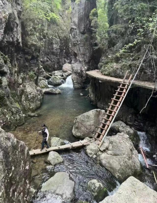 浙江石人峡2名游客被水冲走仍未找到 当地曾连发两天暴雨预警