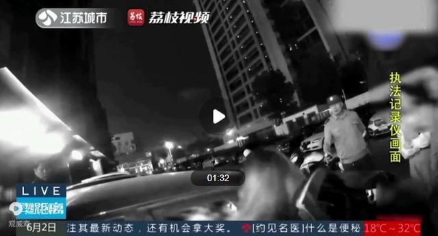 代驾小哥发现孩童被忘车内决然报警