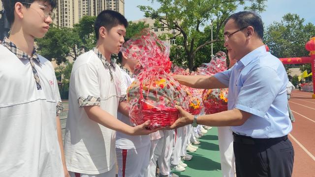 高三毕业礼校长送最后一次“唠叨” 寄语蟾宫折桂时