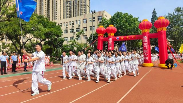 高三毕业礼校长送最后一次“唠叨” 寄语蟾宫折桂时