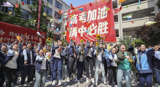 工人们在宁波最高楼为高考生送祝福 云端之愿，梦想起航