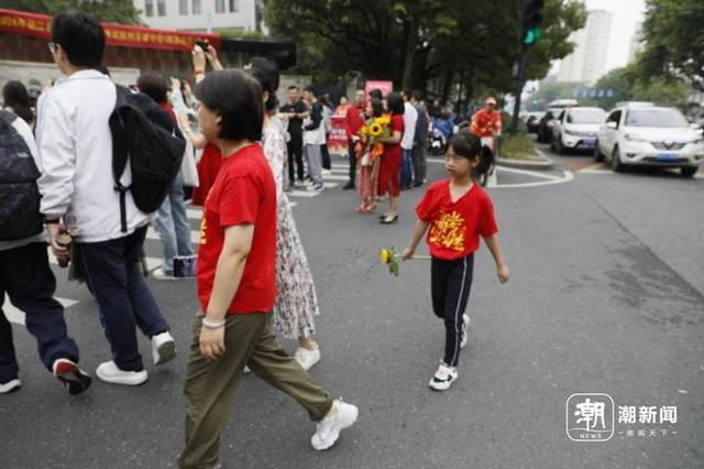 杭州妈妈穿旗袍拿向日葵为孩子送考 旗开得胜的温暖瞬间