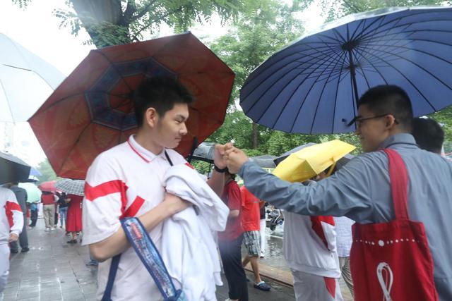 多图直击：高考第一科结束！考生雨中走出考场