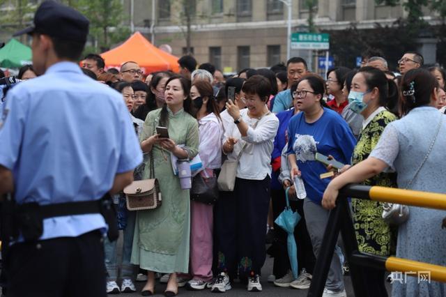 高考开考 考场外他们翘首以盼 全社会温情守护