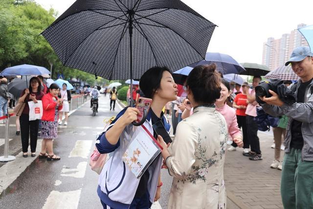 2024年北京高考雨中开启 6.72万考生逐梦考场