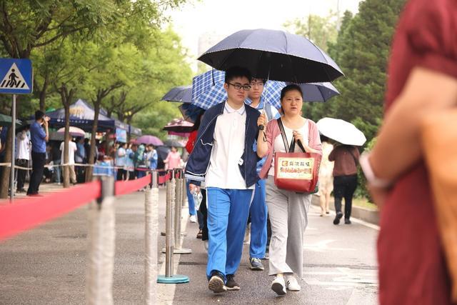 2024年北京高考雨中开启 6.72万考生逐梦考场