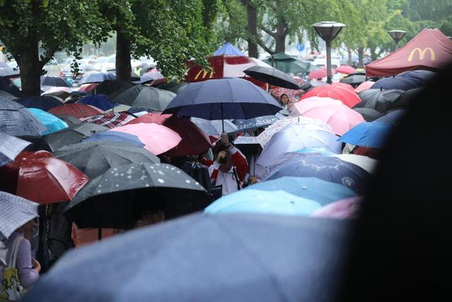 多图直击：高考第一科结束！考生雨中走出考场