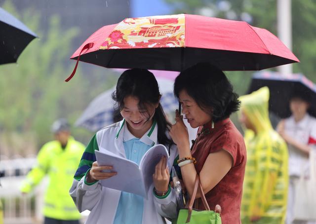 祝福北京6.72万名考生考出好成绩 雨中赴考，梦想启航