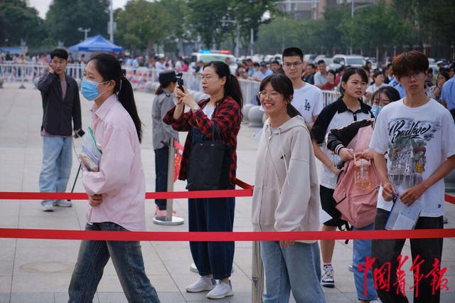 高考考场外的默契瞬间 温馨送考情满场