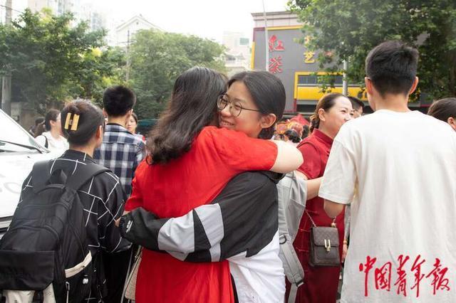 高考考场外的默契瞬间 温馨送考情满场