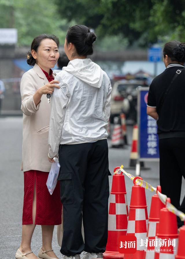 高考考场外的拥抱好戳 爱与期待的传递