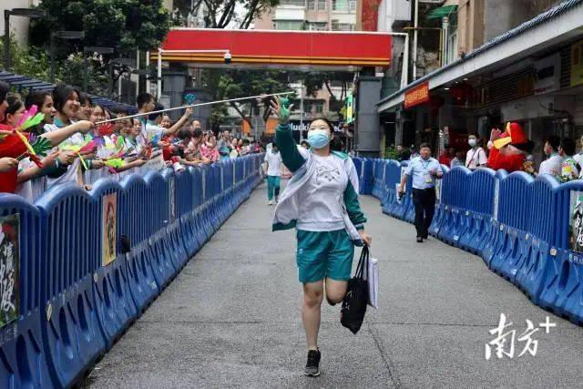 姥姥给高考外孙女送向日葵跑错考点 温馨送考情满场