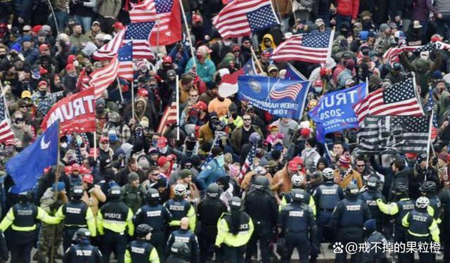 为什么有人倒挂美国国旗 特朗普案引发民众抗议