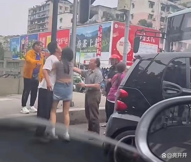 曝小車別停公交后毆打司機 路怒癥引眾怒