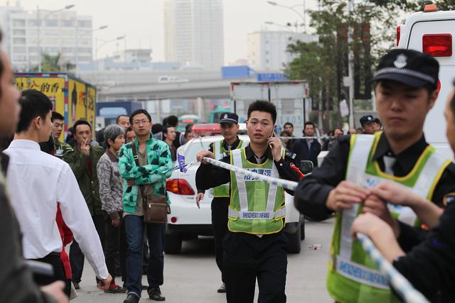 把他送进考场民警转过身红了眼眶 温情一幕感动网友