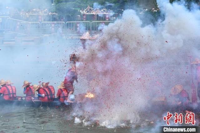 端午当天广州猎德龙船招景 传统盛况引人潮