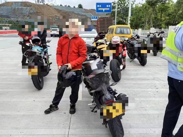 多辆摩托骑上高速交警开车引导离开 安全普法教育跟进