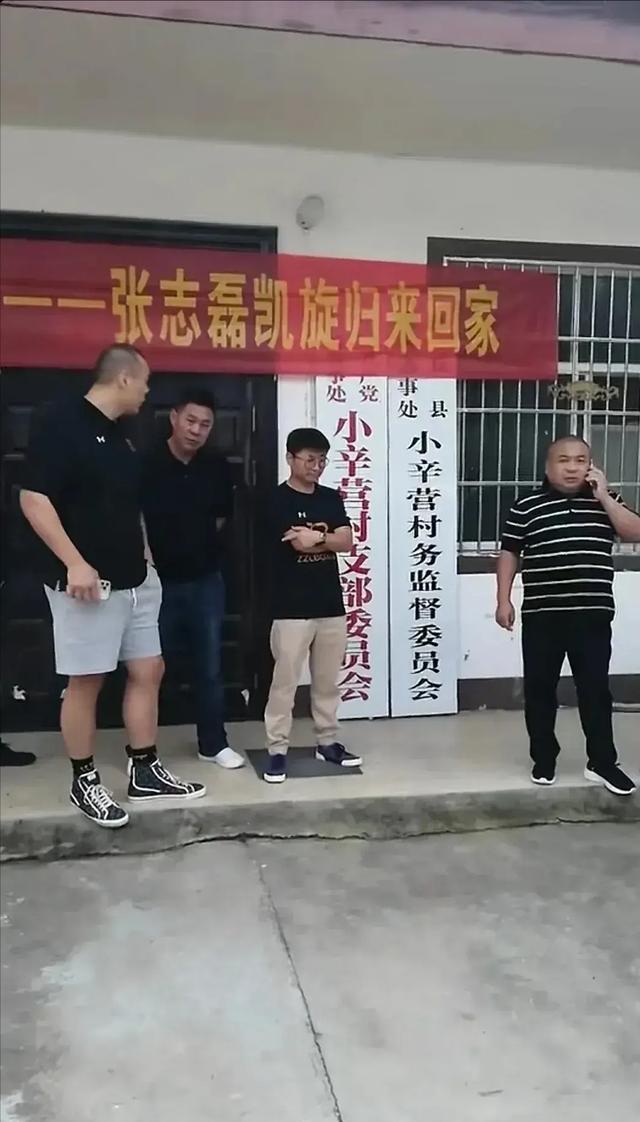 拳王张志磊回家包饺子 冠军的质朴生活