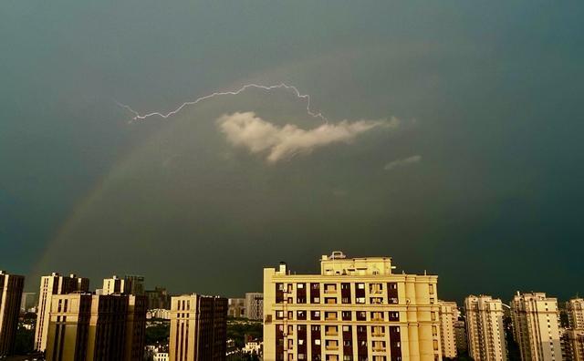 北京彩虹与雷电同框 奇景映照天气多变美