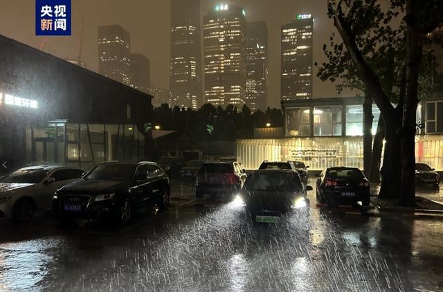 三预警齐发！昨晚北京遭遇强对流天气，顷刻间雷雨大风交加，局地阵风10级