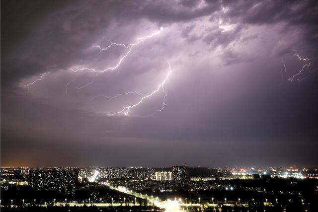 北京局地短时雨强较大伴冰雹 预警已发，请注意防范