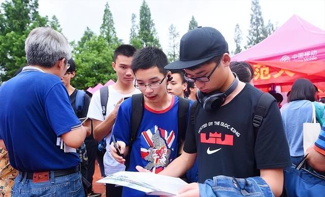 高考志愿填报选专业还是选学校 兴趣与前景的权衡