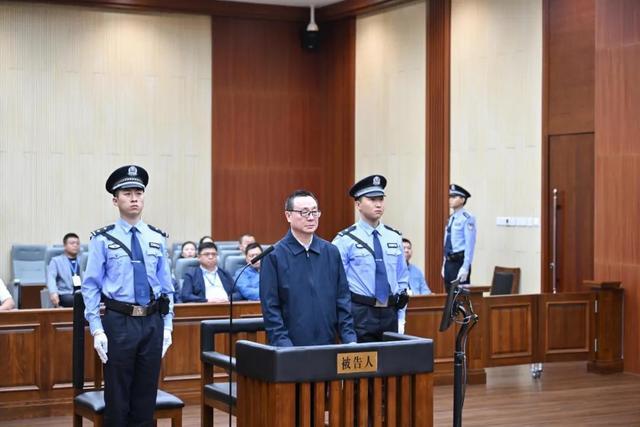 被控受贿6743万余元，国家开发银行原党委委员、副行长周清玉受审。