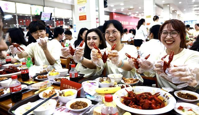 这就是龙虾大省的特色毕业餐 万名学子共享"潜江龙虾"盛宴