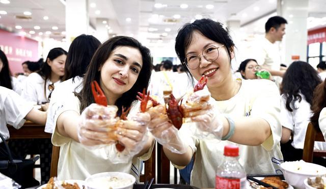 这就是龙虾大省的特色毕业餐 万名学子共享"潜江龙虾"盛宴