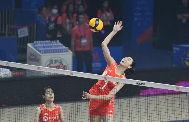 中国女排逆转胜土耳其女排 锁定奥运资格，蔡斌率队演绎惊心动魄胜利