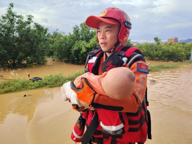 梅州洪涝1190名消防员增援赶赴 多处山洪滑坡救援中