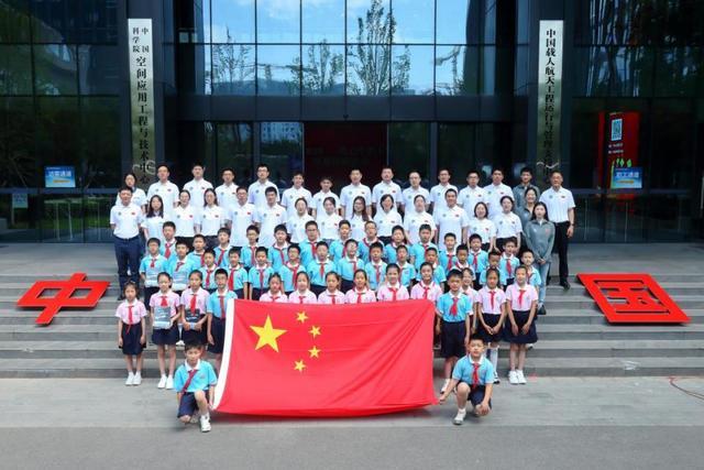 遨游太空的五星红旗在中国科学院升起