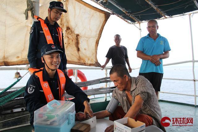 中国海警在黄岩岛附近海域巡诊 守护渔民健康安全