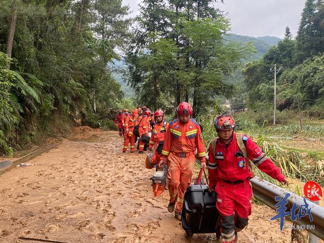 直击消防救援被困群众瞬间 生死营救进行时