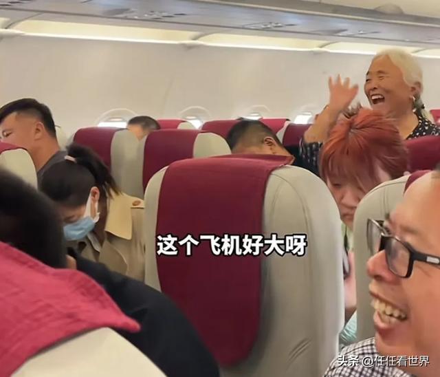 空姐帮老奶奶机舱拍视频发给老闺蜜 温馨瞬间感动网友