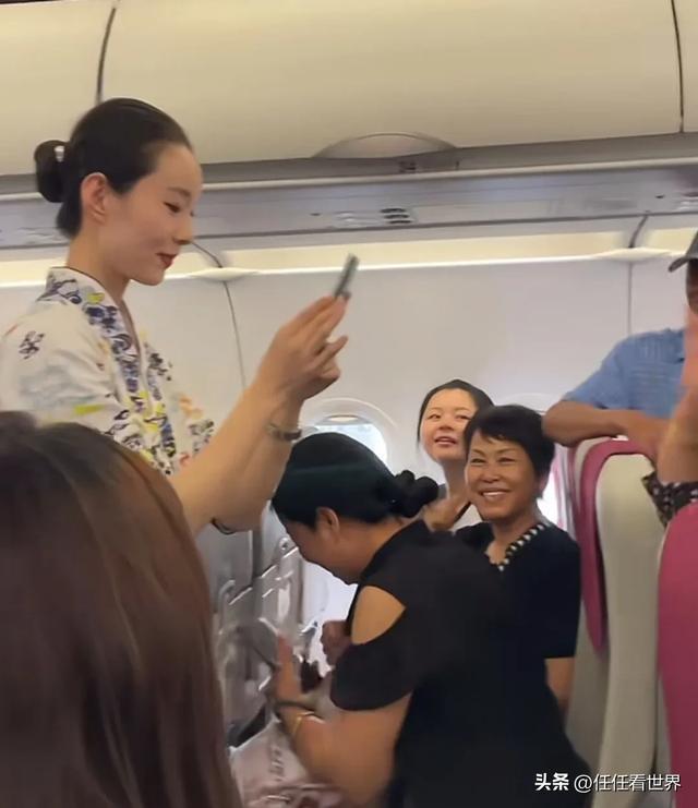 空姐帮老奶奶机舱拍视频发给老闺蜜