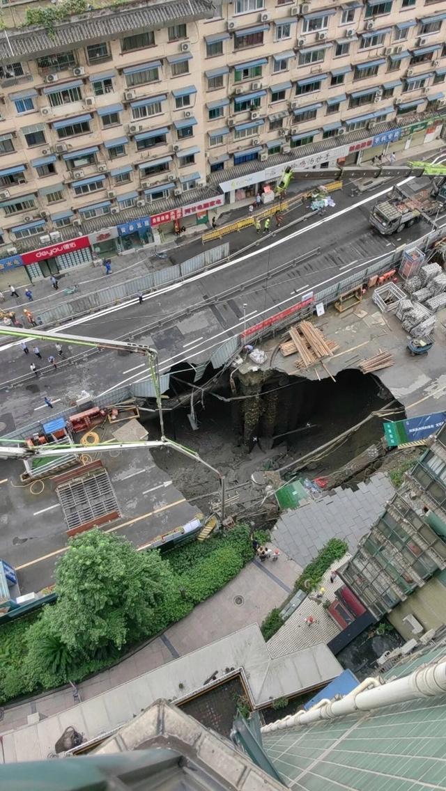 成都在建地铁路面坍塌，锦里西路交通受影响