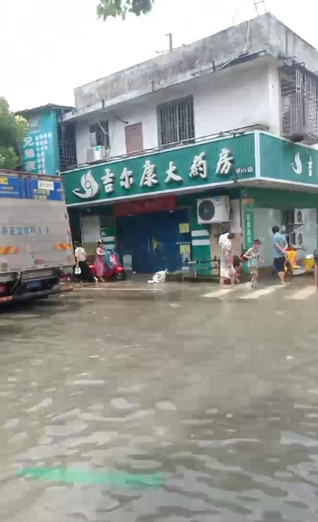 桂林女店员遇难后有居民提醒关闸 洪水围城，触电悲剧引警惕