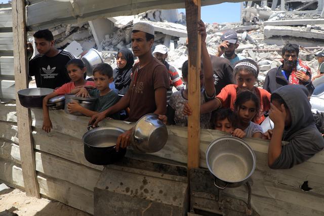 巴勒斯坦人在废墟中为孩子洗澡 生活坚韧不息