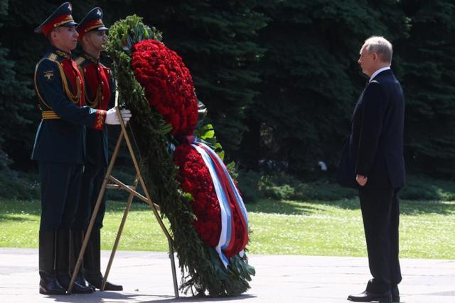 纪念卫国战争爆发 俄罗斯总统普京向无名烈士墓献花
