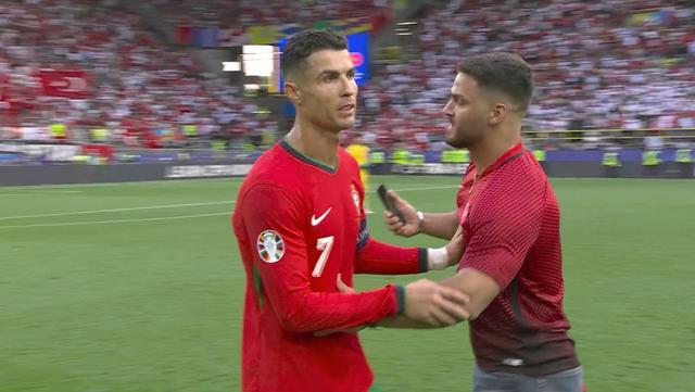 葡萄牙比赛最后时刻球迷冲场大四喜 激情庆祝引热议