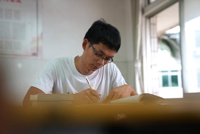 第16次参加高考的唐尚珺今年超600分，在衡水复读时被同学要签名