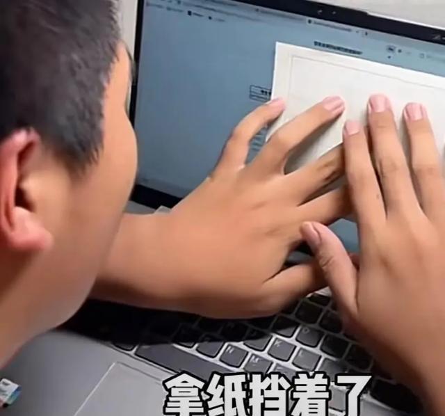 考生查到高考成绩后和家人拥抱痛哭 惊喜与泪水的瞬间！